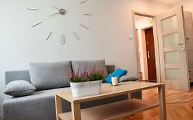 Apartament Leliwa - Centrum - blisko dworca PKP - blisko Starówki - restauracje i sklepy w pobliżu - pierwsze piętro - możliwy kurs na lotnisko -faktura - kawa - herbata - English